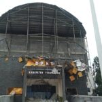 Akibat angin kencang ornamen yang menyelimuti gedung DPRD roboh